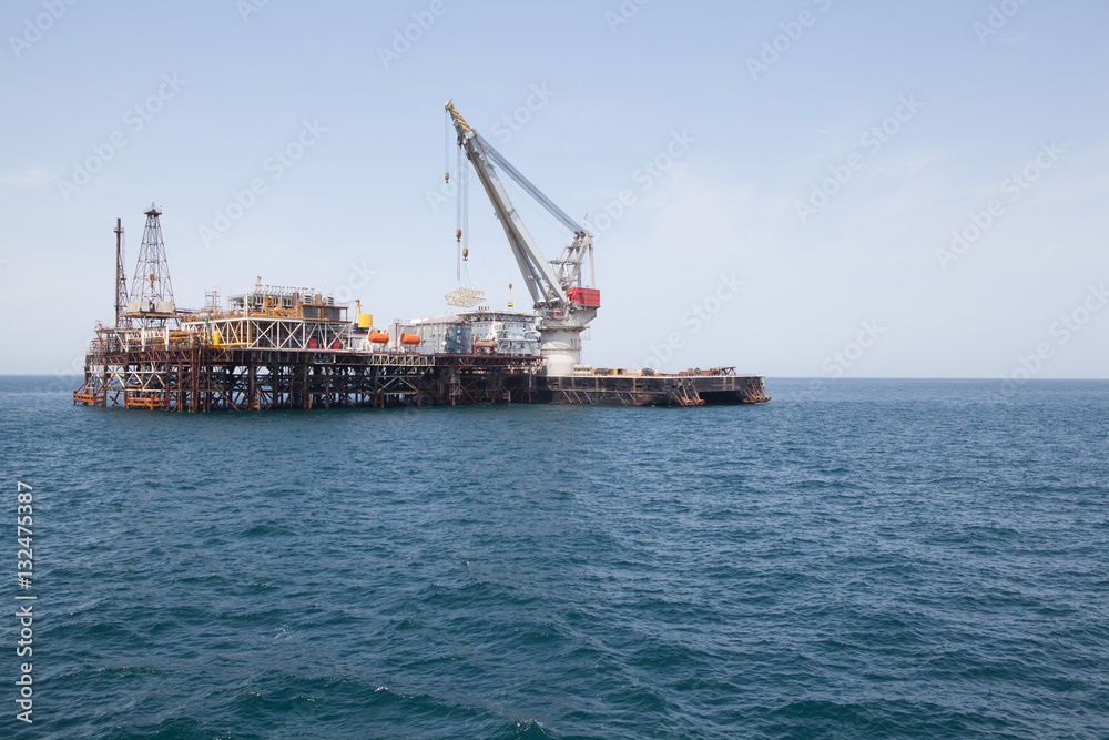 Oil platform and tanker ship