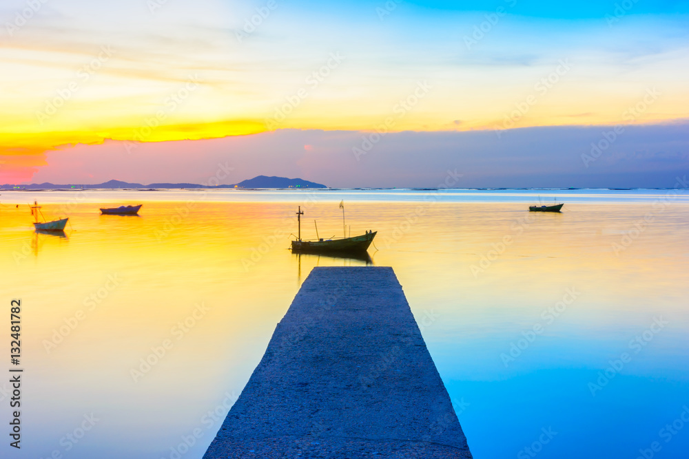 Fototapeta premium Boat and beach and twilight with long exposure