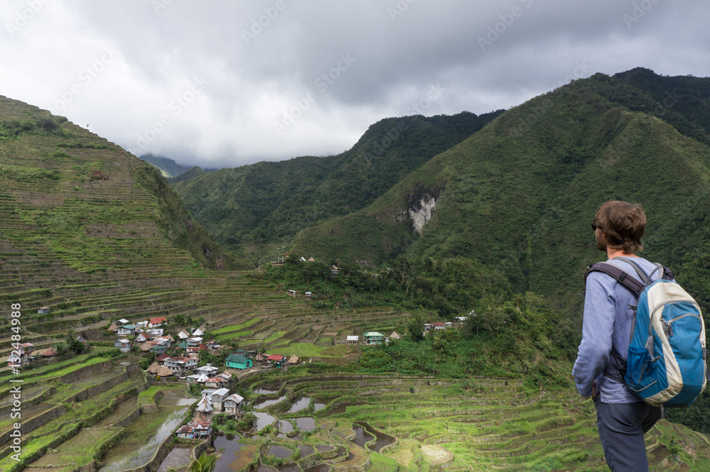 Touriste devant les rizières de Batad, Luzon, Philippines