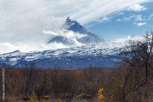 Foto Kamchatka: view of explosive-effusive volcanic erupting