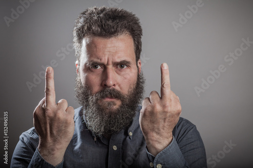 Mittelfinder oder Stinkefinger Geste, Mann mittleren Alters mit photo