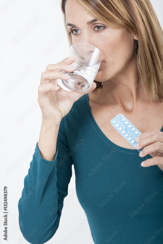 femme qui avale sa pilule contraceptive femme qui avale sa pilule contraceptive