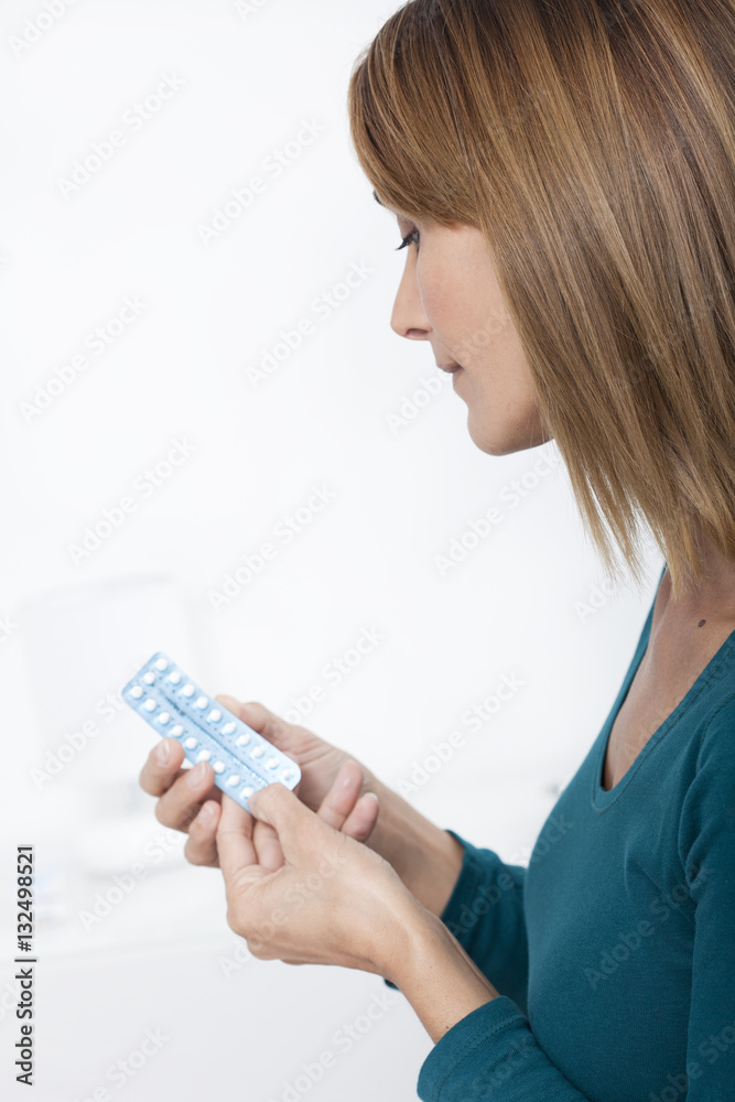femme avec une plaquette de pilules contraceptives femme avec une plaquette de pilules contraceptives