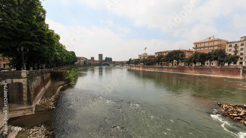 fiume Adige e ponte di Castel Vecchio a Verona