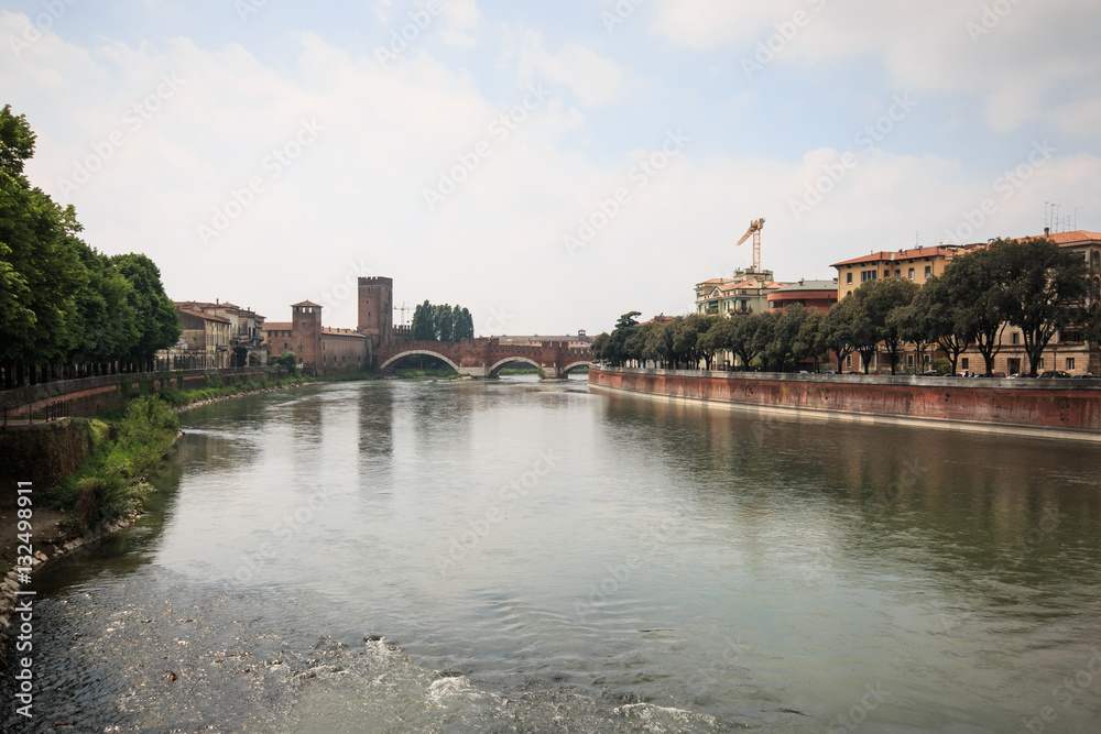 fiume Adige e ponte di Castel Vecchio a Verona