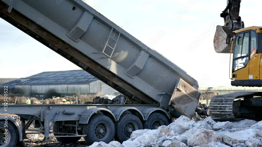 déchargement d'un camion ben vidéo 4k