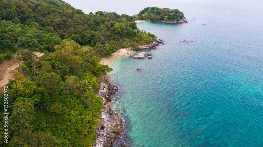 Obraz premium Aerial view over palm trees, rocks and sea in Phuket, Thailand
