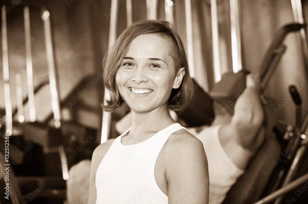 Obraz premium Woman taking break and sitting on bench during workout