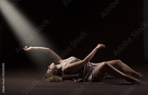 Fototapeta Naklejka Na Ścianę i Meble -  Young beautiful dancer in beige dress