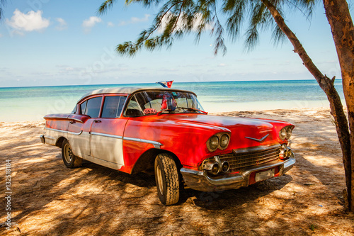 Foto American classic car on the beach Cayo Jutias, Province Pinar del Rio, Cuba