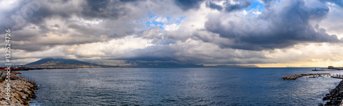 Panorama - Golf von Neapel mit Vesuv und dunklen Wolken