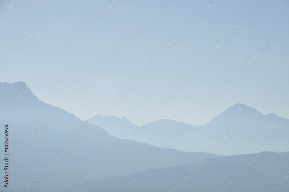 Berggipfelkette am Horizont im Nebel 