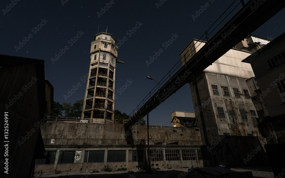 Fototapeta premium Alter Turm auf verlassener Fabrik