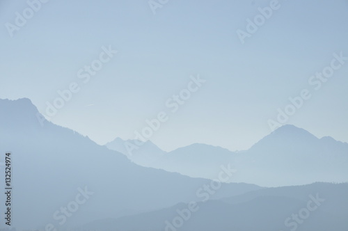 Berggipfelkette am Horizont im Nebel 
