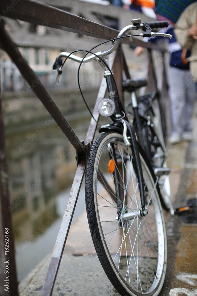 Bicicletta sul naviglio Bicicletta sul naviglio