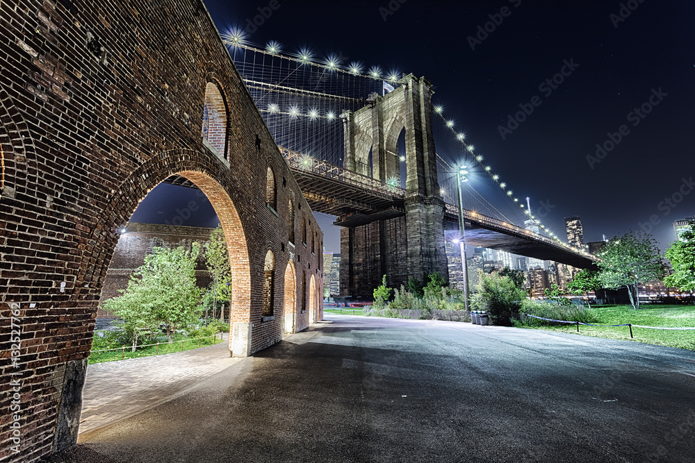 Naklejka premium Most Brookliński w Nowym Jorku z parkiem Brooklyn