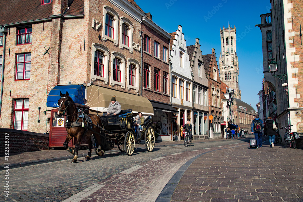 Fototapeta premium Historic brick house in Bruges with horse carriage
