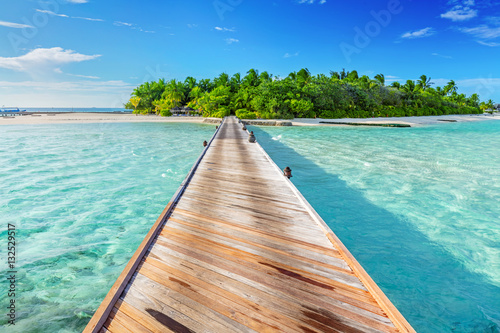 Fotografia Wooden jetty towards a small island in Maldives