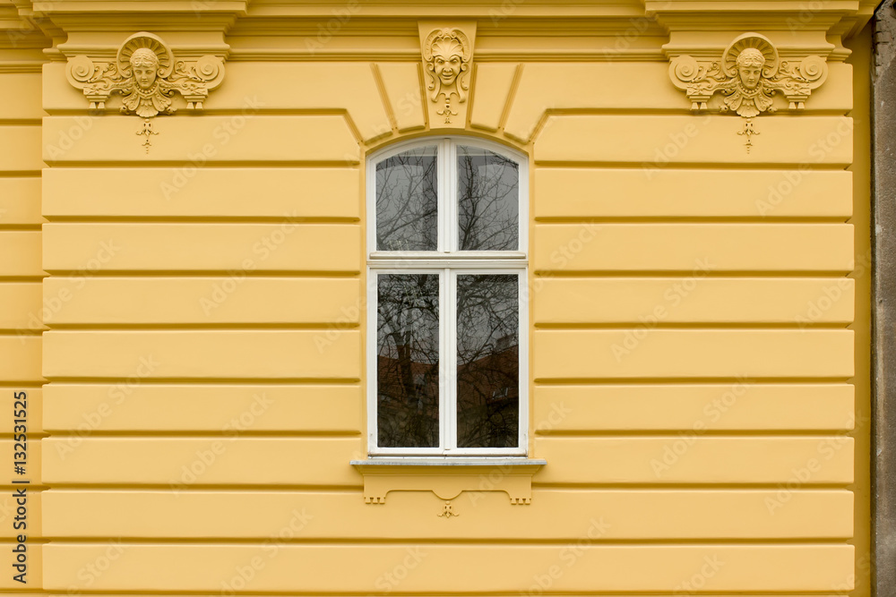 Obraz premium Retro looking window on a yellow facade