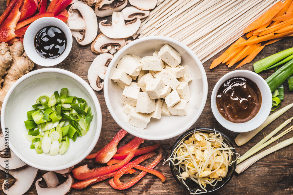 Φωτογραφία Top view of Asian vegetarian cooking ingredients for stir fry with tofu, noodles