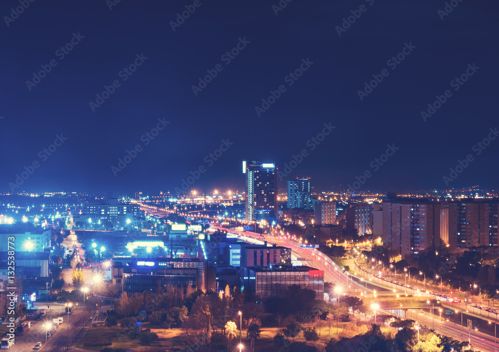 Obraz premium Bright streetlights and traffic at night in city