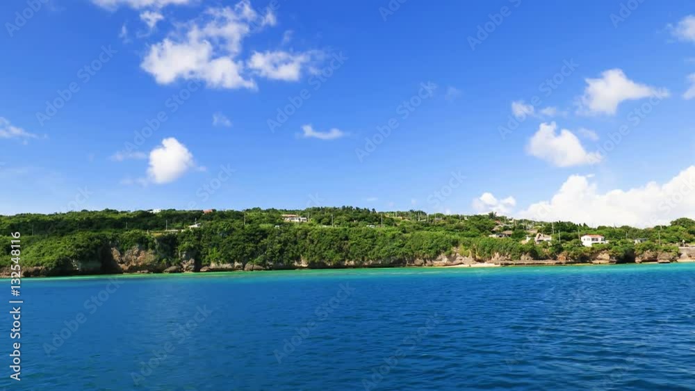 美しい沖縄のビーチと夏空
美しい沖縄のビーチと夏空