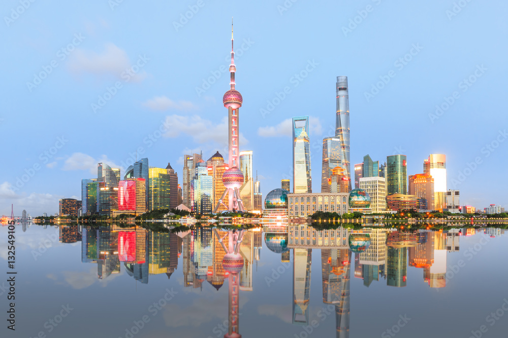 Fototapeta premium Beautiful Shanghai skyline at night,modern urban background