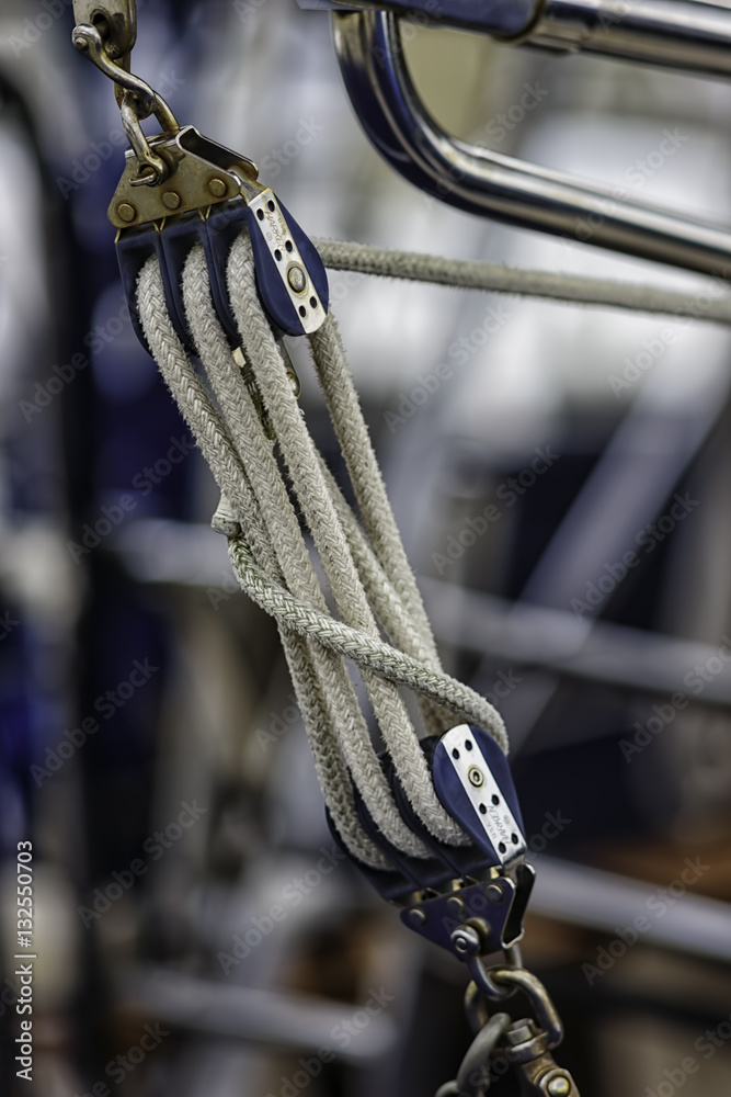 Sailboat pulley vertical 