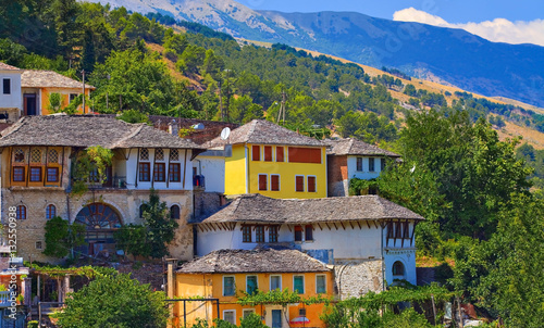 Gjirokastër, Albanie © aterrom
