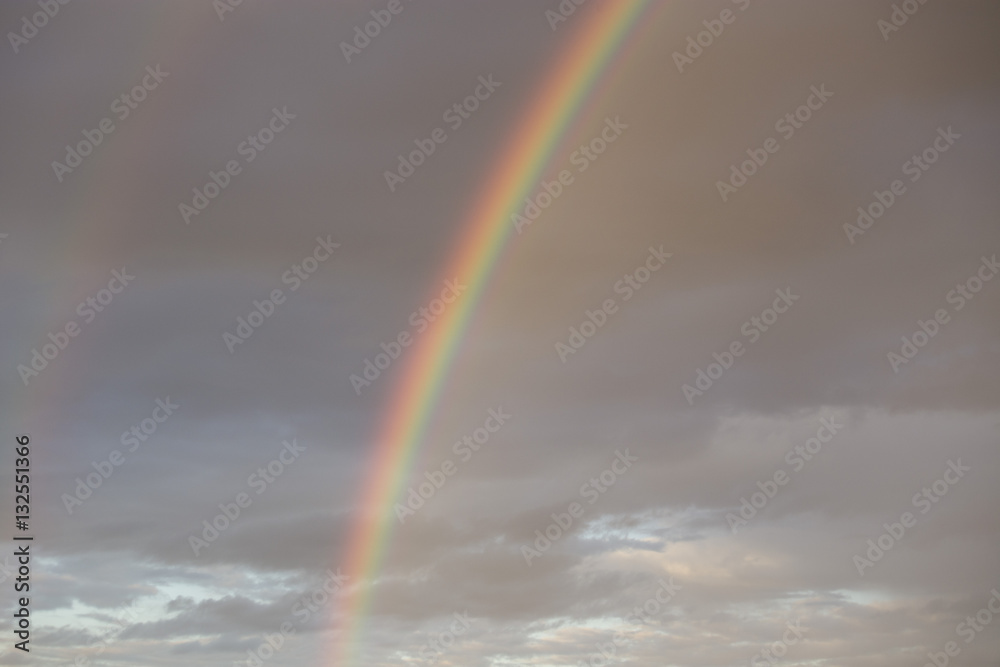 Arcobaleno colorato nel cielo nuvoloso Arcobaleno colorato nel cielo nuvoloso