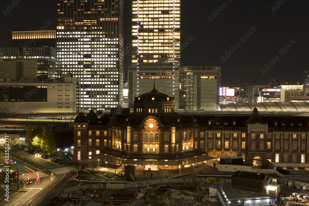東京都市風景　東京駅　夜景　丸の内駅舎と丸の内　八重洲口高層ビル群