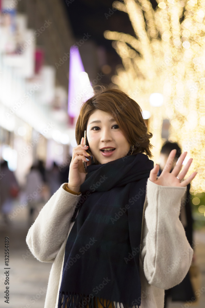 スマホ 若い女性 会話 笑顔 待ち合わせ カメラ目線 手を振る クリスマス 原宿表参道 Stock Photo Adobe Stock