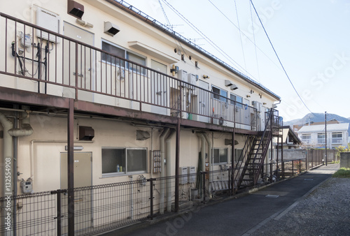 住宅　築30年　アパート　古い　老朽化　戸建て　古い　2階建て　建て替え　取り壊し前