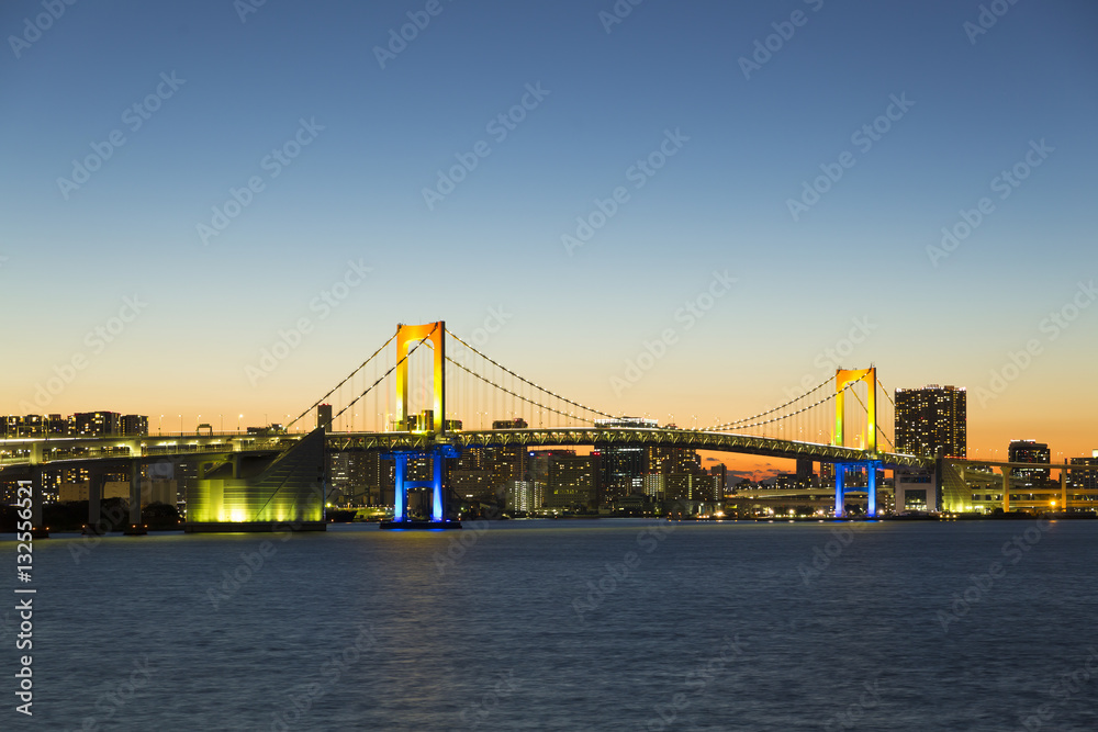 Fototapeta premium レインボーブリッジ 夕暮れ 黄昏 虹色ライトアップ シルエット