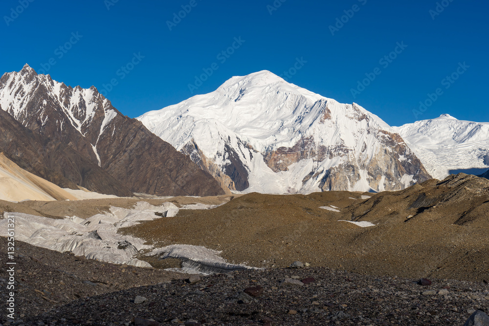 Obraz premium Baltoro Kangri mountain behind Baltoro glacier, Concordia camp,
