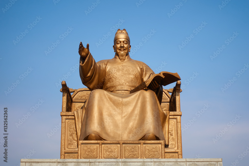 Fototapeta premium Statue of the King Sejong at Gwanghwamun square in Seoul, South Korea