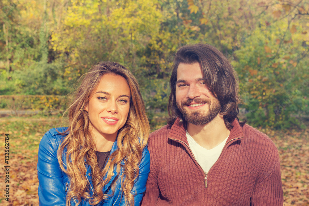 Fototapeta premium Cute couple hanging out in the park.