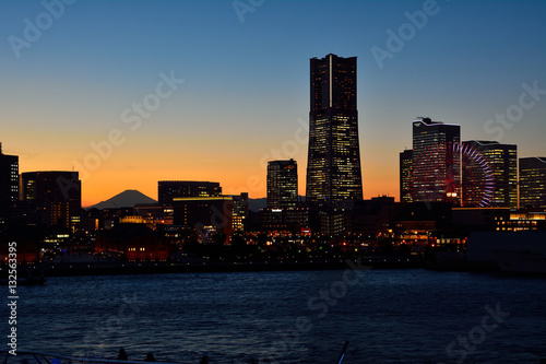 横浜港の夕景　-　遠くに富士山のシルエット © askaflight