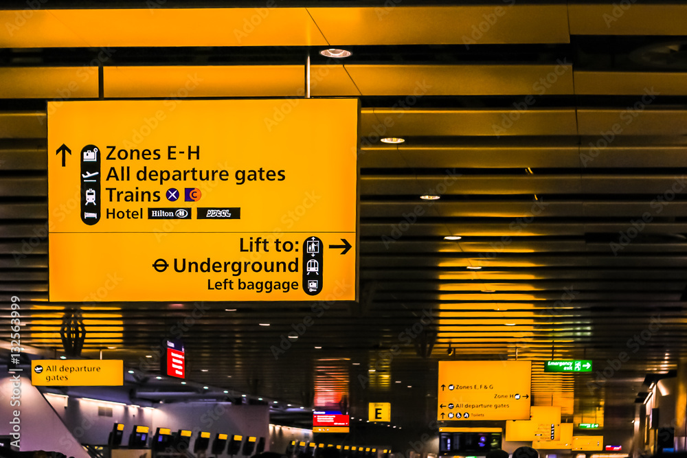 Хитроу вылеты. Аэропорт хитроу лондон вывеска. lost baggage in airport. heathrow express.