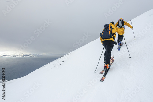 Skitourengeher im Anstieg © ARochau
