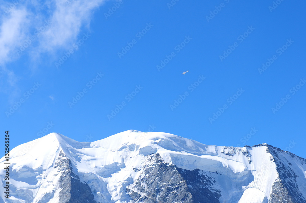 Rundflug über den Schweizer Alpen. Ein Heliikopter über die Piz Palü