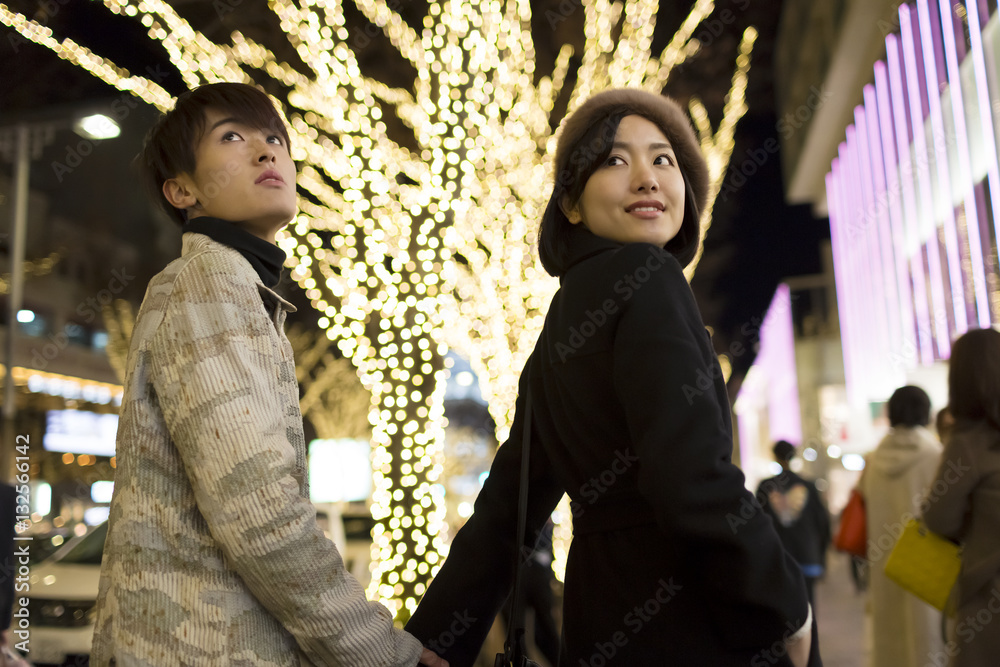 カップル 恋人 デート 表参道 クリスマスイルミネーション 手をつなぎ振り返る 見上げる Stock 写真 Adobe Stock