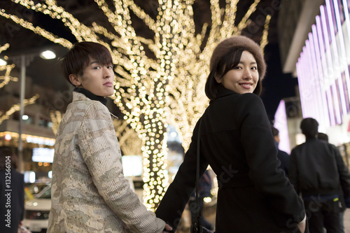 カップル 恋人 東京観光 デート 表参道 クリスマスイルミネーション スマホで記念撮影 Stock Photo Adobe Stock