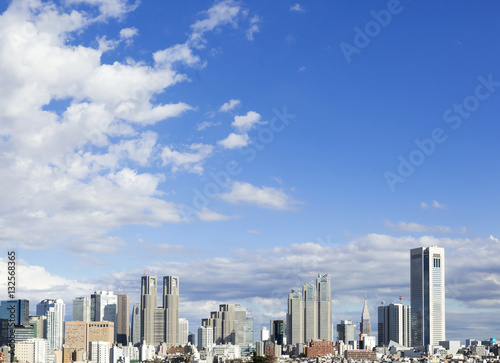 新宿高層ビル群 快晴 青空 大空 青空と白い雲 大空コピースペース