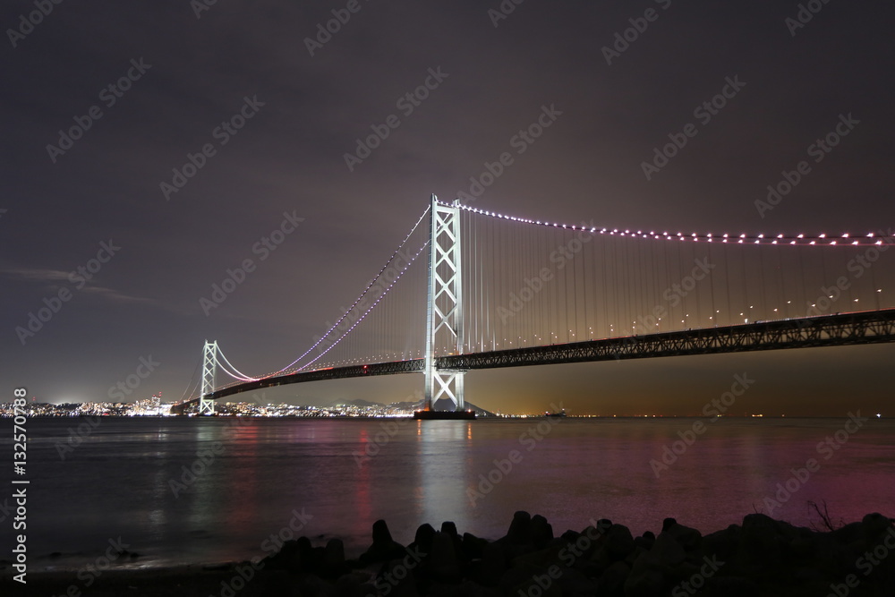 Obraz premium 明石海峡大橋のライトアップ