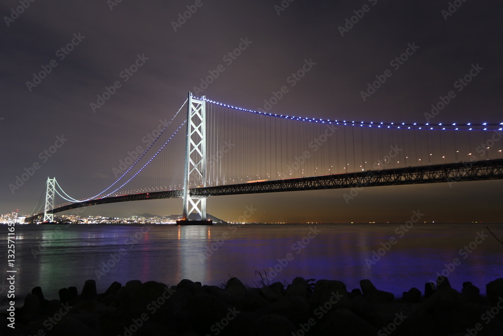 Obraz premium 明石海峡大橋のライトアップ