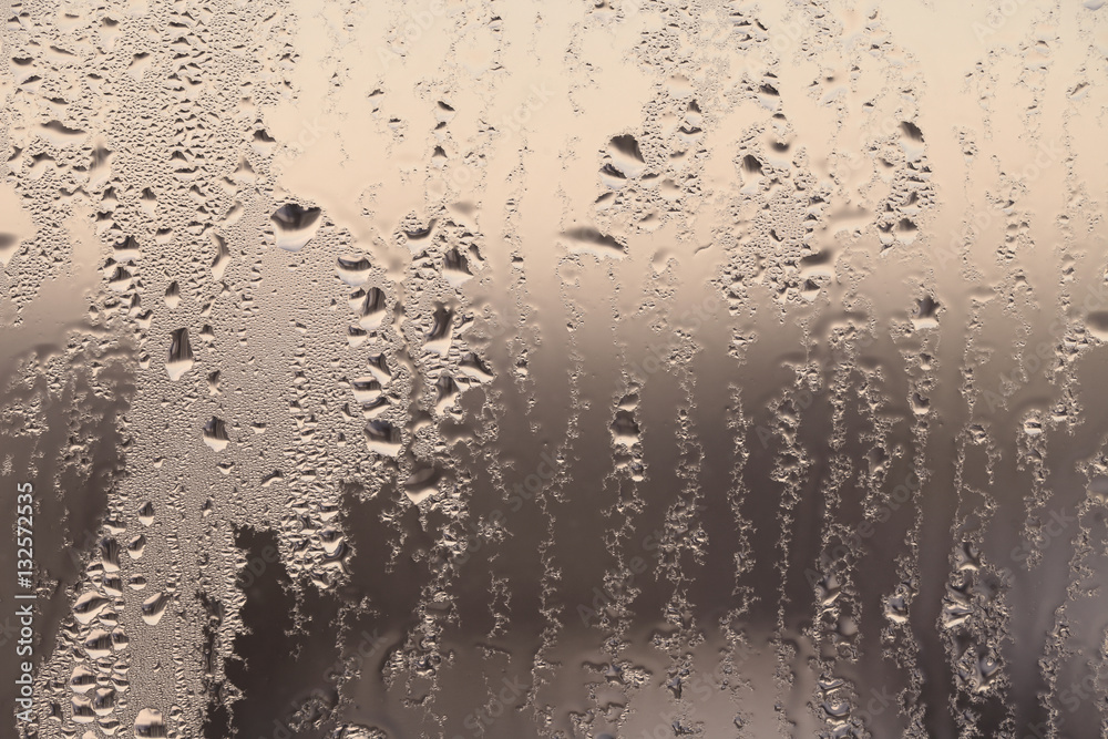 Naklejka premium Капли воды на стекле в дождливый вечер, прозрачная текстура.