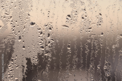 Капли воды на стекле в дождливый вечер, прозрачная текстура. photo