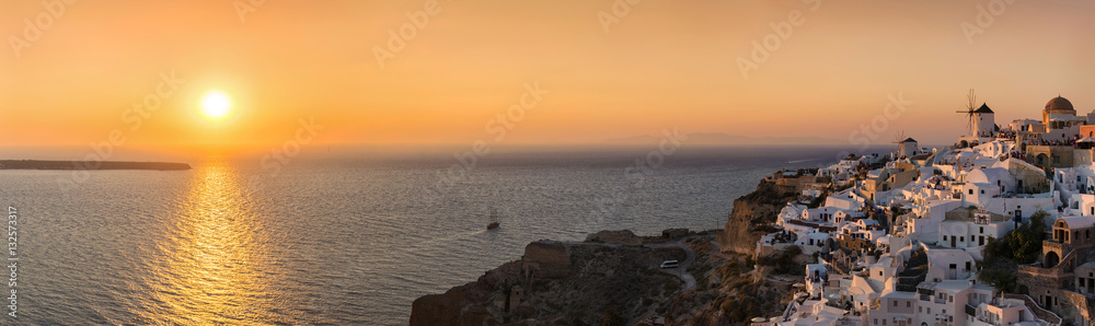 Panorama Blick auf Oia, Santorini, bei Sonnenuntergang