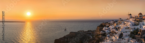 Panorama Blick auf Oia, Santorini, bei Sonnenuntergang